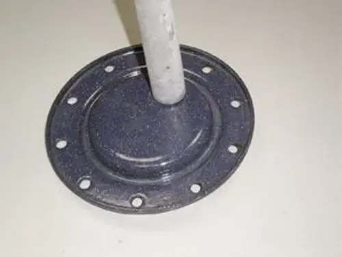 Flanschteil aus Metall mit einer runden Basis und mehreren Befestigungslöchern, für Verbindungselemente geeignet. Gebrandet mit Remeha.